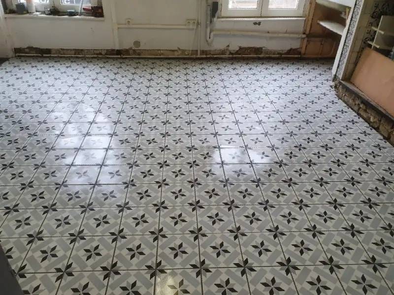 Pose de carrelage sol imitation carreaux de ciment dans une maison en rénovation proche Fécamp 76