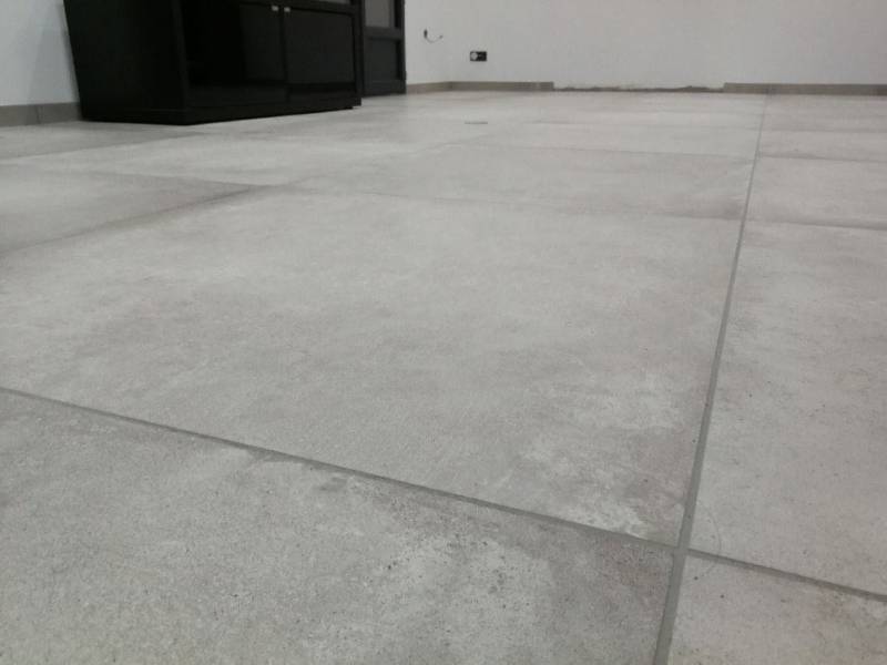 Pose de carrelage et plinthe pour une longère en rénovation proche Offranville