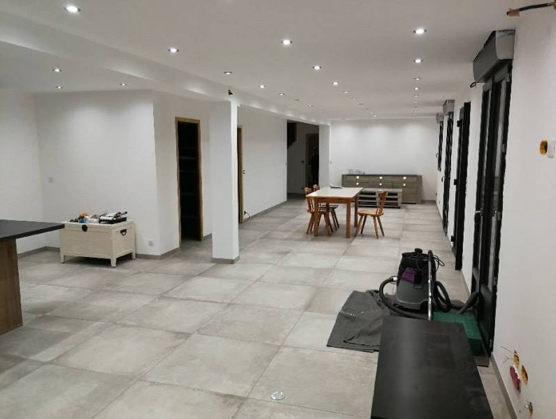 Pose de carrelage et plinthe pour une longère en rénovation proche Fécamp