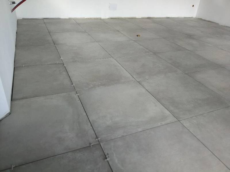 Pose de carrelage et plinthe pour une longère en rénovation proche Valmont