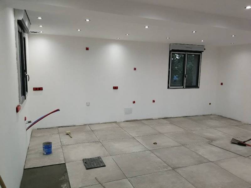 Pose de carrelage et plinthe pour une longère en rénovation proche Cany Barville