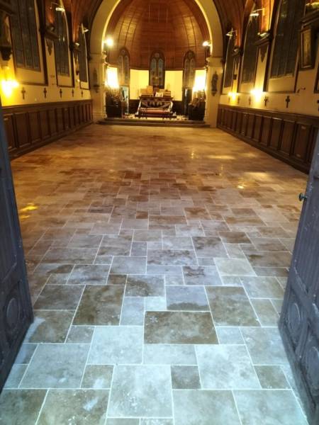 Rénovation d'un sol dans un monument historique avec la pose de travertin Opus Romain 4 formats entre Fécamp et Saint Valéry en Caux 76