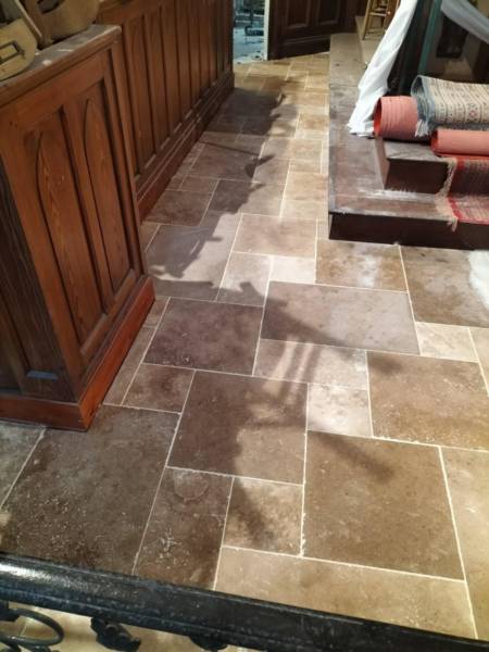 Rénovation d'un sol dans un monument historique avec la pose de travertin Opus Romain 4 formats entre Fécamp et Saint Valéry en Caux 76