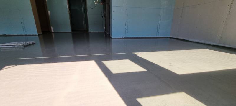 Préparation et coulage d'une chape fluide dans une station-service en Seine Maritime 76