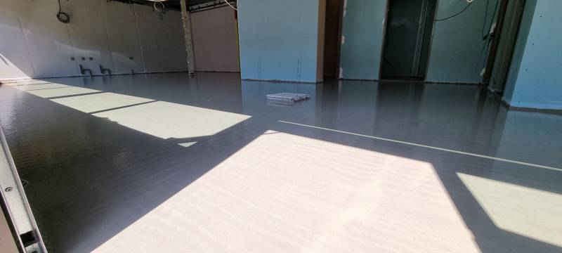 Préparation et coulage d'une chape fluide dans une station-service en Seine Maritime 76