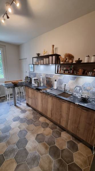 Pose de carrelage hexagonal sol et mur dans une cuisine à Saint Valéry en Caux