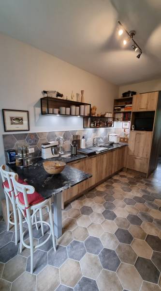 Pose de carrelage hexagonal sol et mur dans une cuisine à Saint Valéry en Caux