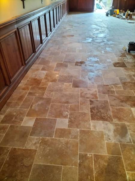 Rénovation d'un sol dans un monument historique avec la pose de travertin Opus Romain 4 formats entre Fécamp et Saint Valéry en Caux 76