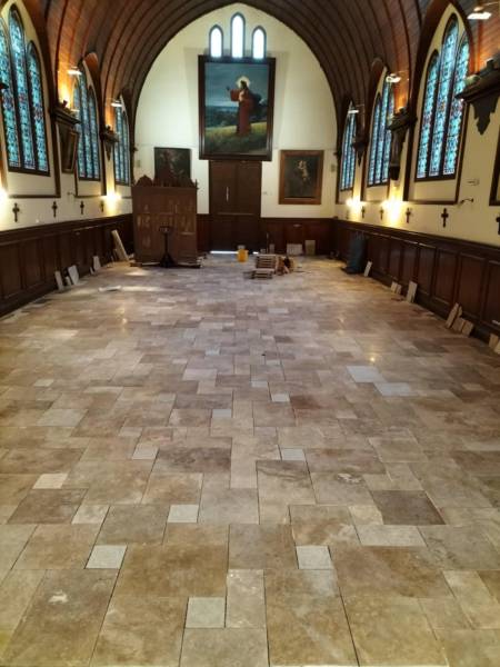 Rénovation d'un sol dans un monument historique avec la pose de travertin Opus Romain 4 formats entre Fécamp et Saint Valéry en Caux 76